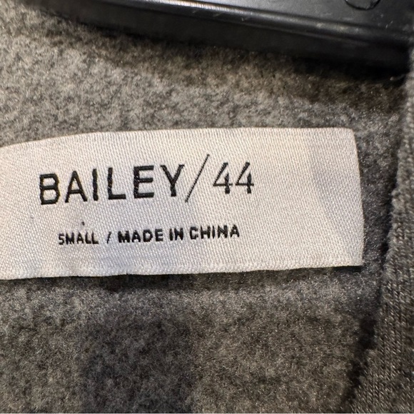 Bailey/44 women’s Deep V choker style Sweater gray size small - Picture 4 of 9